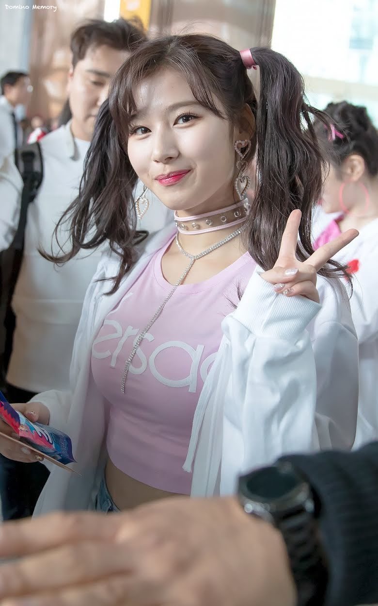    Cô nàng kết hợp nhiều phụ kiện để trông cá tính hơn. (Ảnh: Twitter)