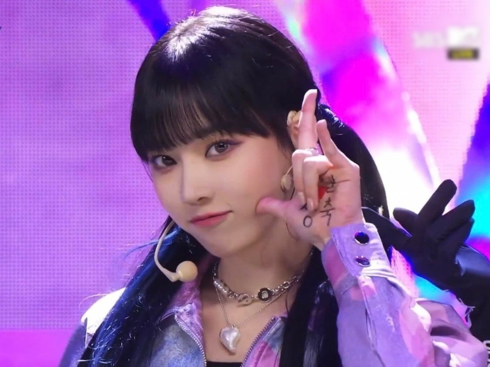    Chiếc tóc mái dày ở trước giúp Winter nhìn rất khả ái. (Ảnh: Chụp màn hình)