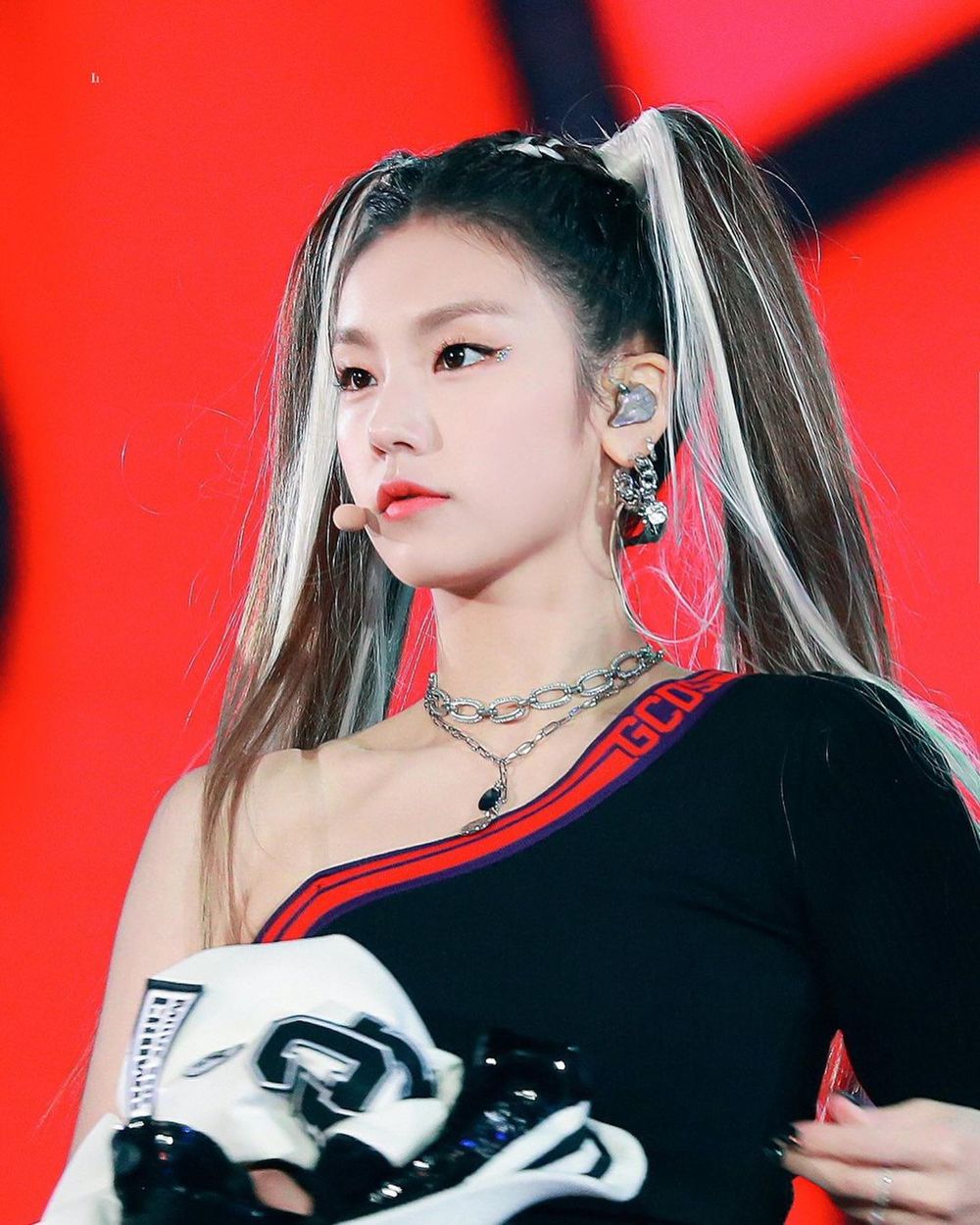    Yeji khiến dân tình xôn xao với tạo hình tóc 2 bên. (Ảnh: Twitter)