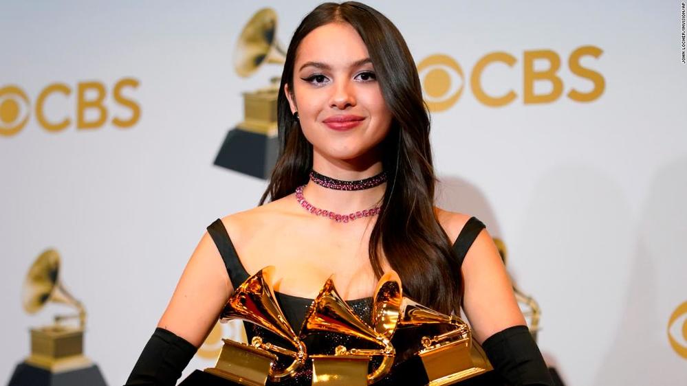  
Olivia Rodrigo nhận 3 "chiếc kèn" Grammy 2022