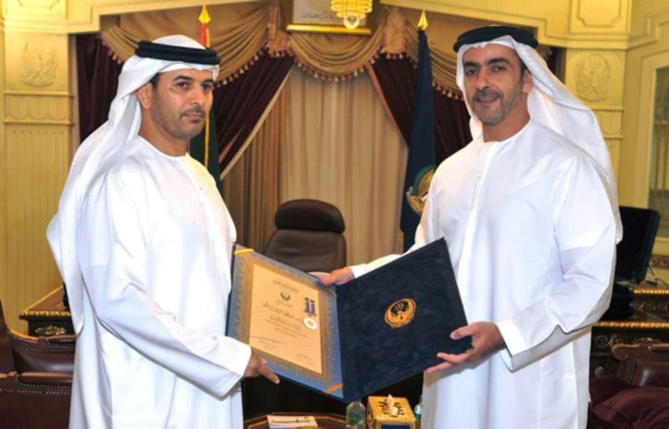  
Abdulla Al Ketbi được trao tặng Huân chương Phục vụ Cộng đồng từ Tướng Sheikh Saif Bin Zayed Al Nahyan để ghi nhận việc Alain Class Motors được xếp hạng là đại lý ô tô đứng đầu thế giới năm 2015. (Nguồn: Alain Class Motors)