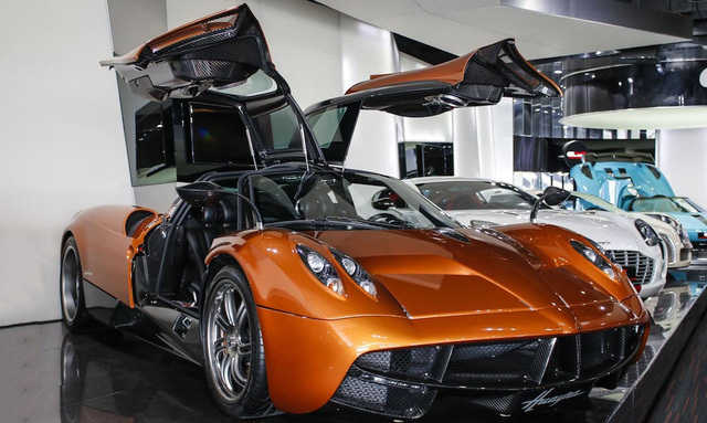  
Pagani Huayra được trưng bày tại đại lý Alain Class Motors trước khi thuộc sở hữu của doanh nhân Phạm Trần Nhật Minh.