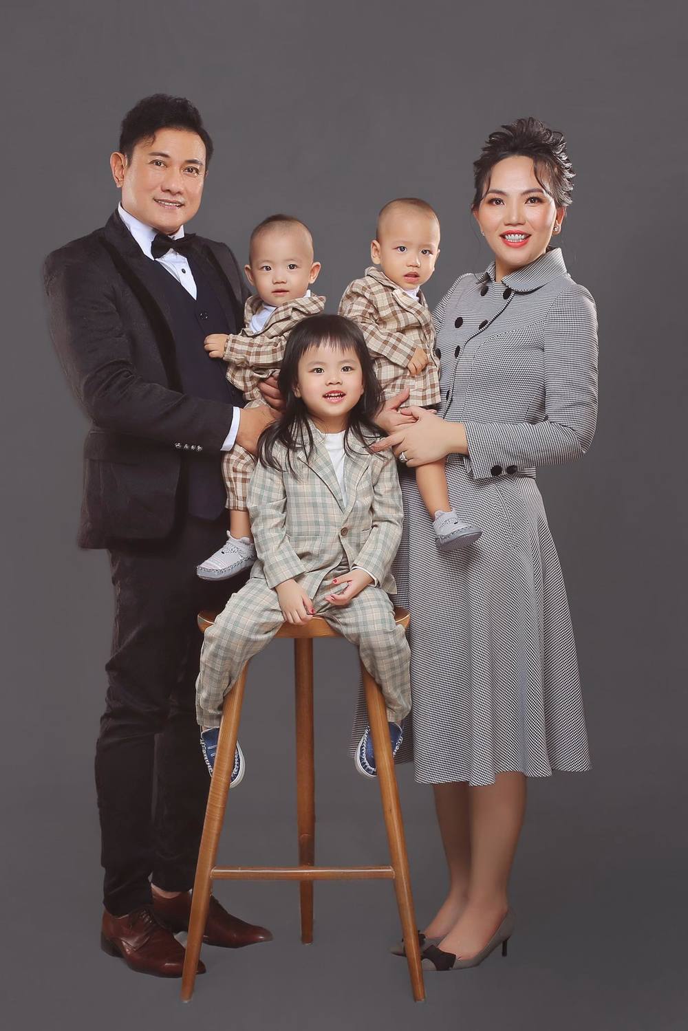  Hoàng Phúc hạnh phúc bên vợ  trẻ và các con khi ở tuổi 50. (Ảnh: FBNV) - Tin sao Viet - Tin tuc sao Viet - Scandal sao Viet - Tin tuc cua Sao - Tin cua Sao