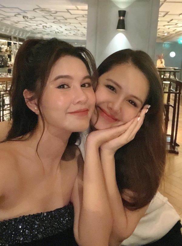  
Dù tăng cân, Phanh Lee cũng không hề lép vế khi đọ sắc với cô bạn mỹ nhân của mình. (Ảnh: FBNV)