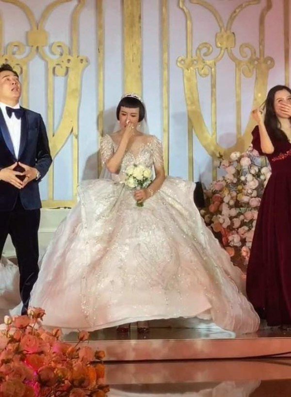  Cô dâu chú rể bật khóc trong đám cưới của mình. (Ảnh: Chụp màn hình)