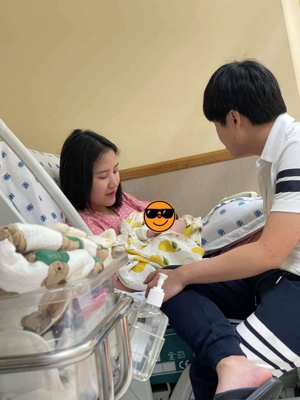  
Phan Thành luôn ở cạnh để chăm sóc vợ và con trai.