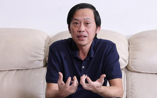  
Nghệ sĩ Hoài Linh trong buổi livestream giải thích vấn đề thiện nguyện. (Ảnh: Dân Trí)