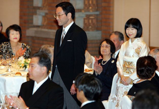  
Hôn lễ của cả hai nhận được sự chúc phúc từ nhiều người. (Ảnh: Japan Yahoo)