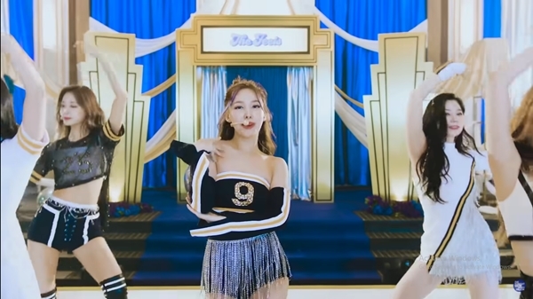  
Nayeon được "chọn mặt gửi vàng" để diện một outfit nổi bật. (Ảnh: Chụp màn hình)