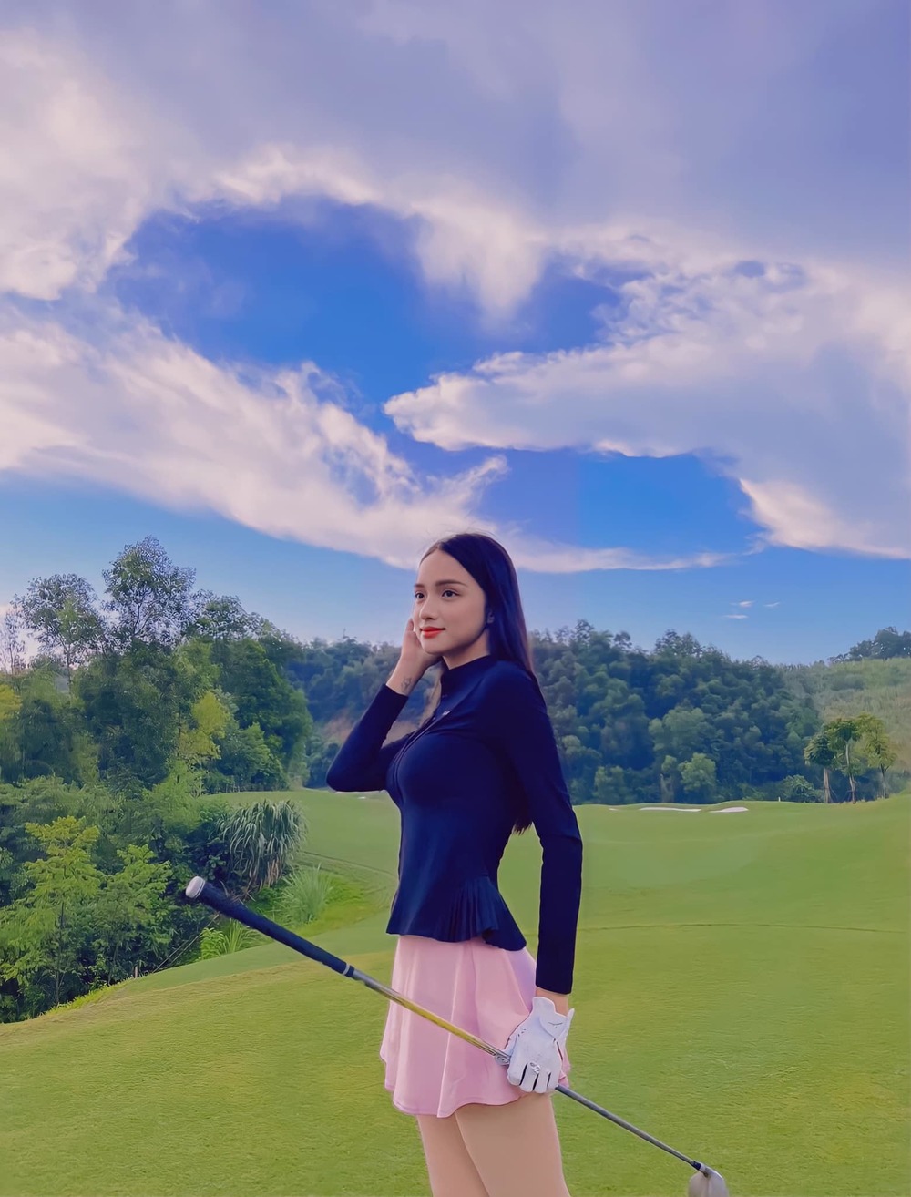  
Hương Giang "gây bão" khi trở lại mạng xã hội với hình ảnh đi đánh golf. Diện bộ đồ thể thao đơn giản nhưng sắc vóc của cô nàng vẫn "đỉnh của chóp". (Ảnh: FBNV)