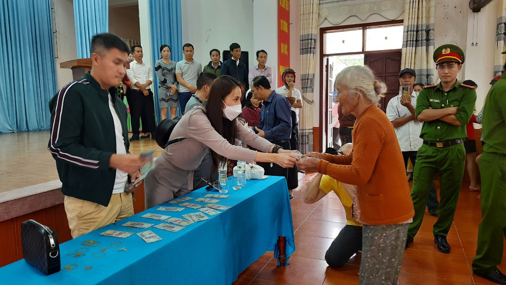  Thủy Tiên và hình ảnh khi đi làm từ thiện ở miền Trung. (Ảnh: FBNV)