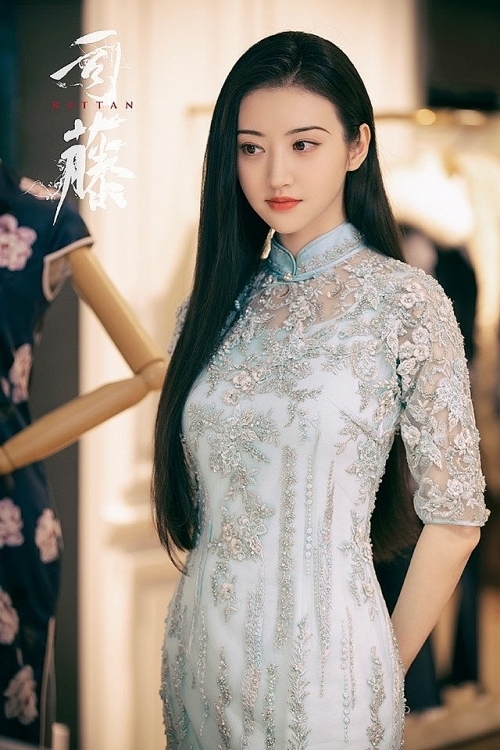  
Cảnh Điềm vô cùng xinh đẹp khi mặc lên trang phục truyền thống Trung Hoa.