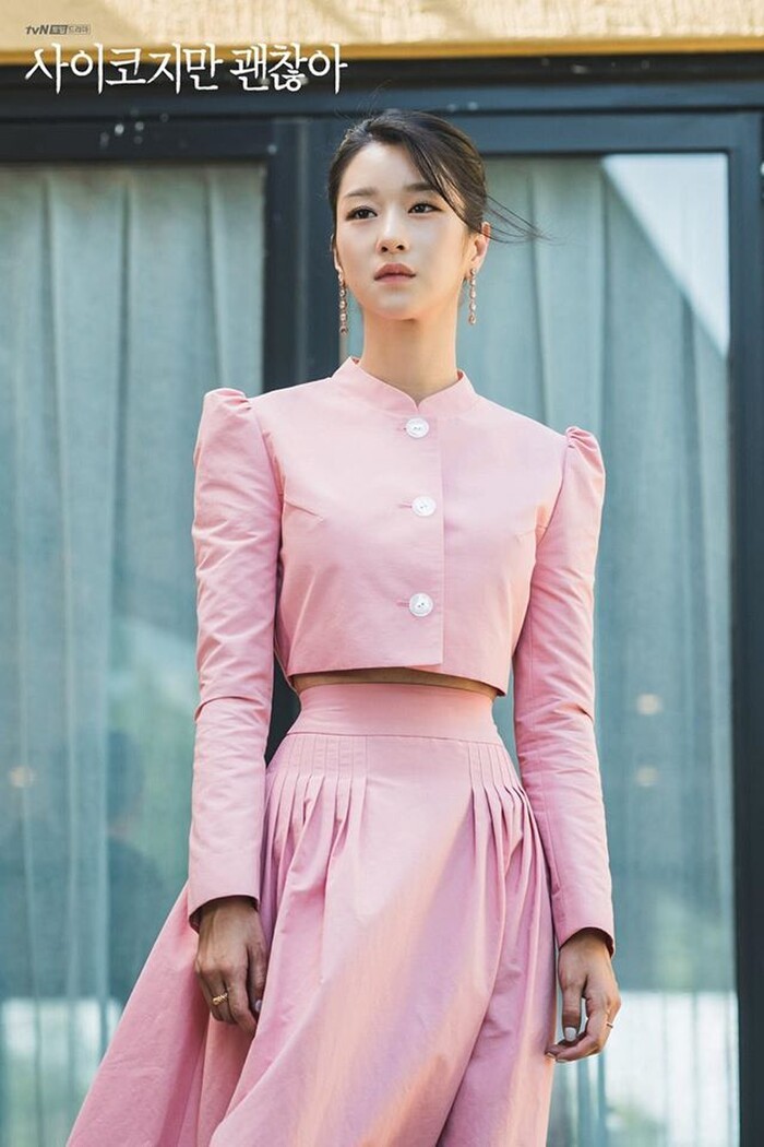  
 Bộ trang phục này đã giúp Seo Ye Ji tạo điểm nhấn ở chính giữa eo của mình. 