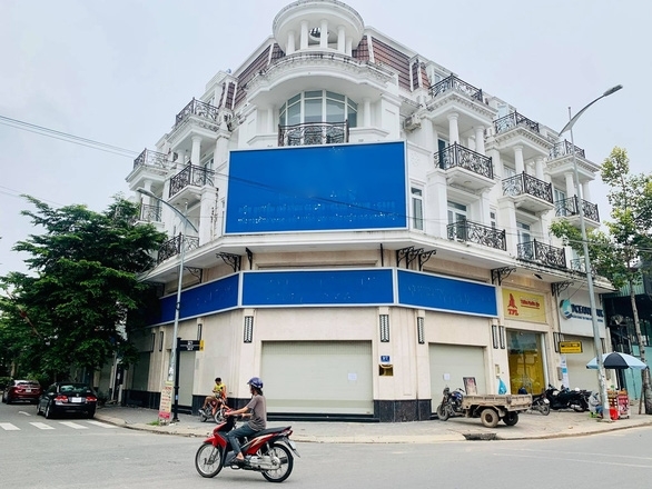  
Trụ sở chính công ty và chi nhánh SAS ở phường 7, quận Gò Vấp đều đã tháo biển, đóng cửa. (Ảnh: Tuổi Trẻ)