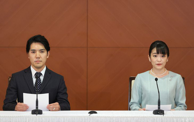  
Cựu công chúa Nhật và chồng trong buổi họp báo chiều ngày 26/10. (Ảnh: AP)