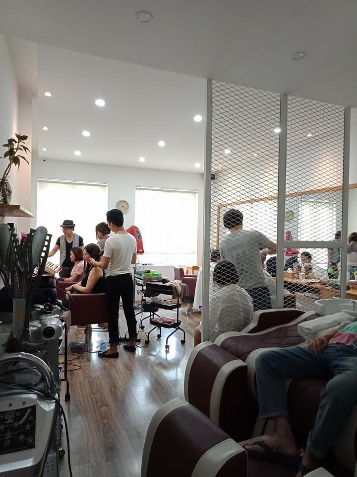  
Tiệm có thợ cắt tóc người Nhật. (Ảnh: Pinterest)