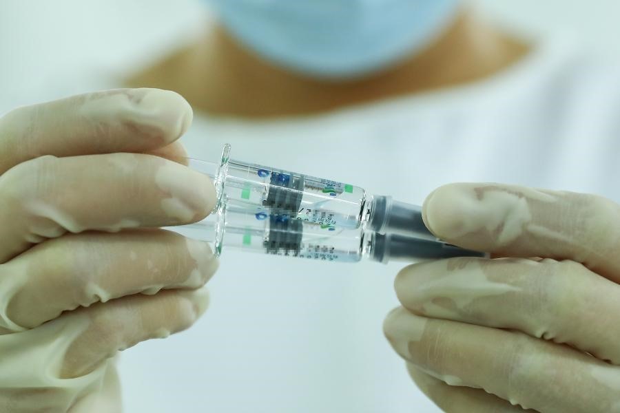  Do sai sót trong quá trình bơm vaccine vào các ống tiêm nên 5 người bị tiêm nhầm nước muối sinh lý. (Ảnh: Lao Động)