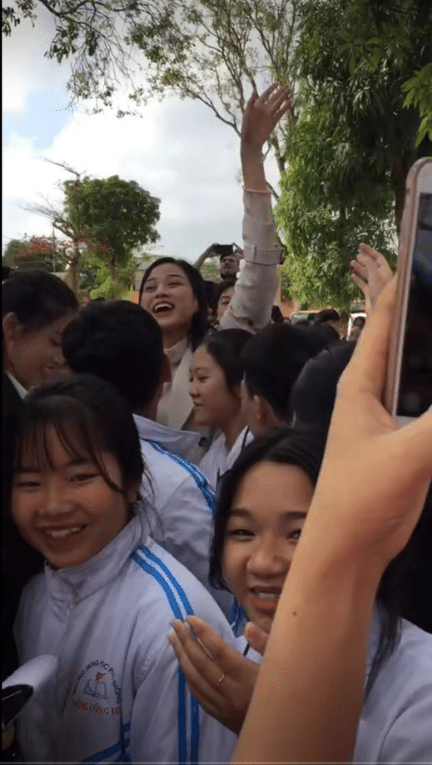  
Dù bị bao vậy bởi các bạn học sinh nhưng Hoa hậu Việt Nam 2020 vẫn rất vui vẻ chứ không hề khó chịu. (Ảnh: Chụp màn hình)