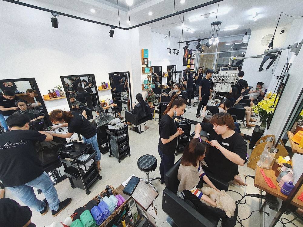  
Tiệm luôn đông khách tới làm tóc. (Ảnh: Samie Haircolor Salon & Studio)