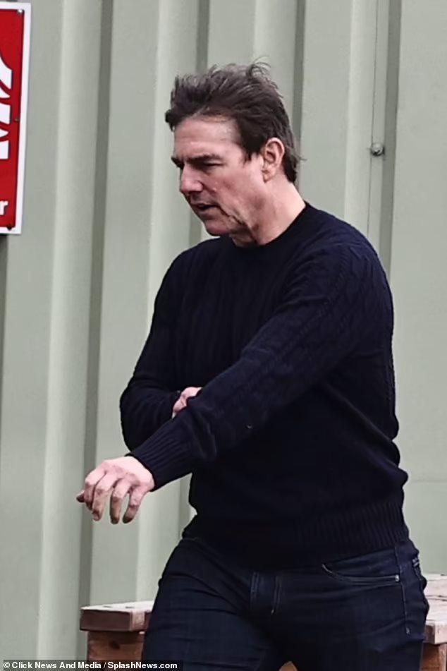  
Tom Cruise mặc đồ tối màu giản dị, diện mạo hằn rõ dấu vết thời gian. (Ảnh: SplashNews)