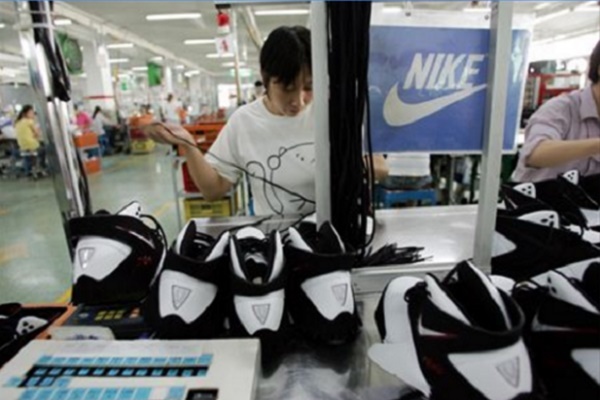  
Sản phẩm của Nike xuất xứ tại Việt Nam chiếm gần nửa tổng số sản phẩm. (Ảnh: Báo Đầu Tư)
