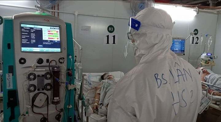  
Y bác sĩ đang theo dõi tình hình F0 tại phòng điều trị bệnh nhân Covid-19. (Ảnh: Bộ Y tế)