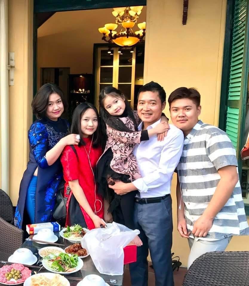  
Hình ảnh gia đình danh thủ Nguyễn Hồng Sơn. (Ảnh: FBNV)