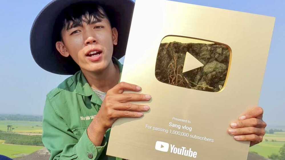 
Sang Vlog vui mừng khi đạt nút vàng YouTube. (Ảnh: Chụp màn hình)