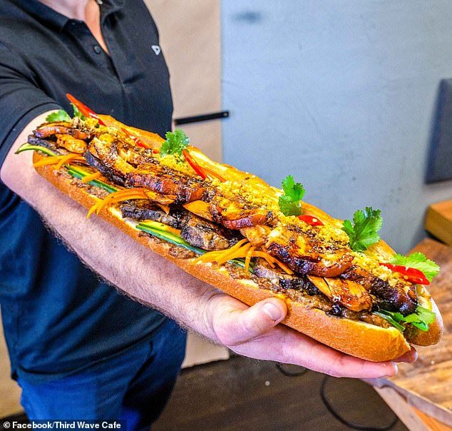  
Chiếc bánh mì "siêu to khổng lồ" đủ cho 2-3 người ăn. (Ảnh: Daily Mail)