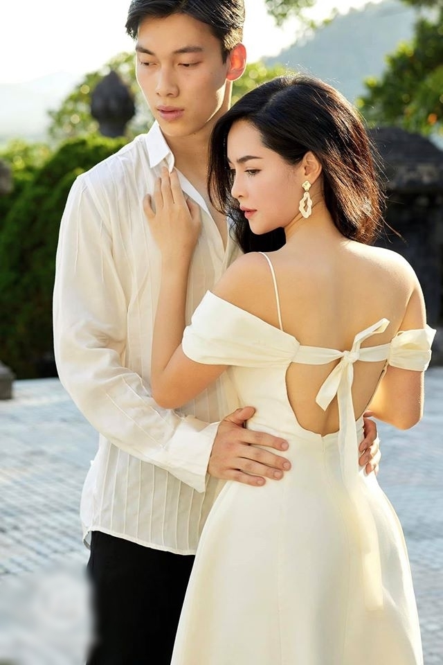   
Cùng thực hiện bộ ảnh kỷ niệm, cả hai không những tương tác tình cảm mà còn làm netizen phấn khích với trang phục có trắng "matching" với nhau. (Ảnh: FBNV)