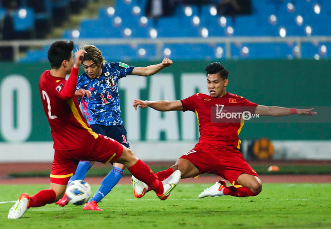 
ĐT Việt Nam lăn xả bắt bóng khi gặp Nhật Bản. (Ảnh Sport5)