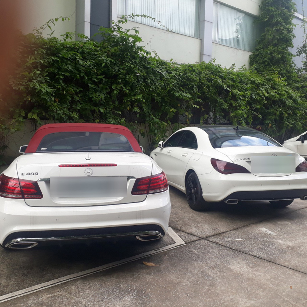 Hai chiếc Mercedes-Benz E 400 Cabriolet (trái) và Porsche Panamera bị thu giữ. (Ảnh: Doanh nghiệp & Tiếp thị)