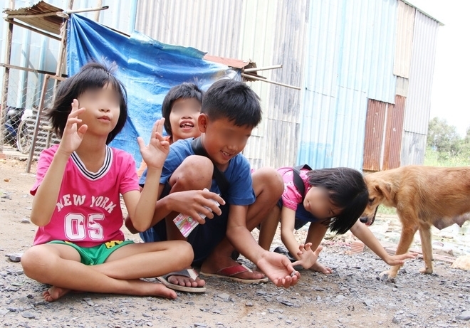  
Nụ cười hồn nhiên của những đứa nhỏ này khiến nhiều người chạnh lòng. (Ảnh: Báo Dân sinh)