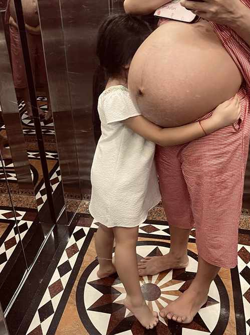  
Bức ảnh chụp cận cảnh bụng bầu đầu tiên được Vân Trang tiết lộ. (Ảnh: FBNV)