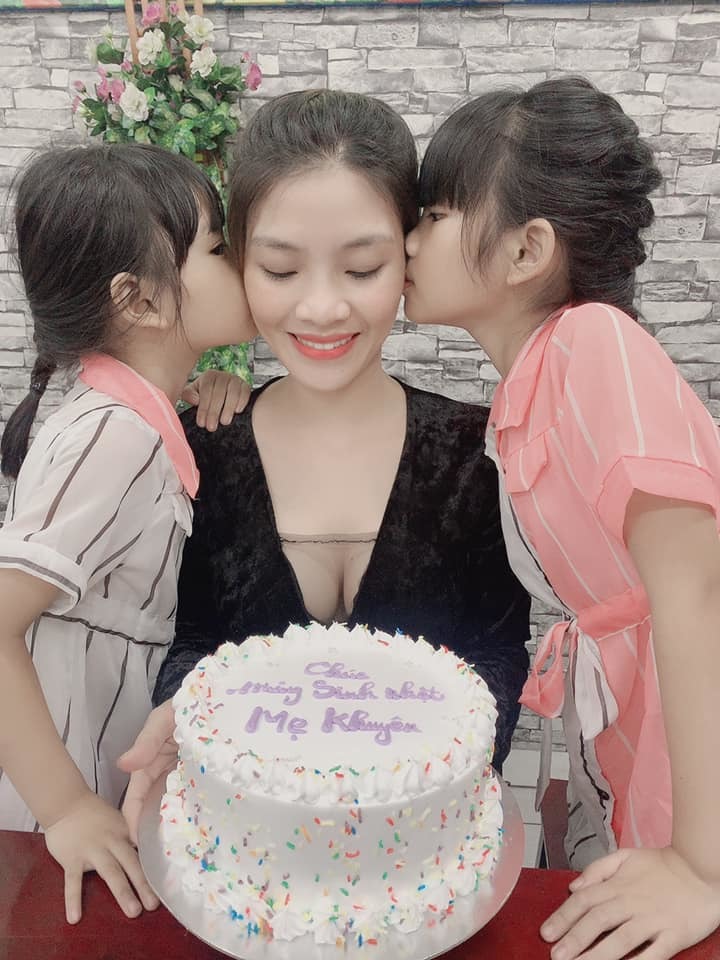 Mạc Khuyên tổ chức sinh nhật bên hai con gái. (Ảnh: FBNV) - Tin sao Viet - Tin tuc sao Viet - Scandal sao Viet - Tin tuc cua Sao - Tin cua Sao