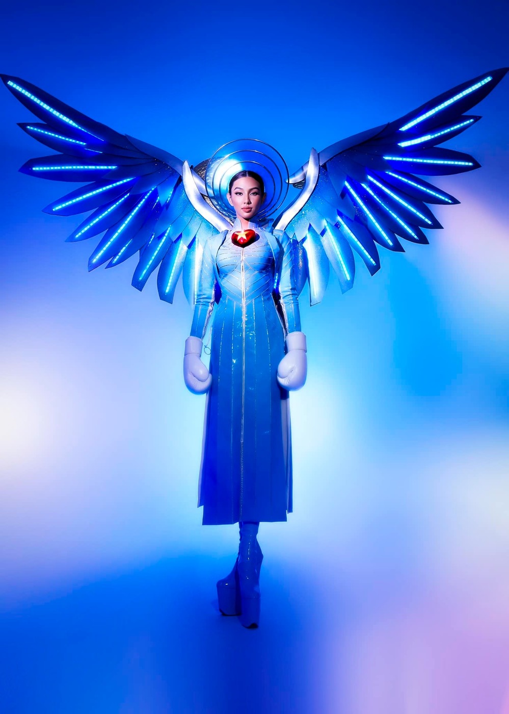  
Bộ quốc phục Blue Angel - Thiên thần áo xanh của Thùy Tiên. (Ảnh: FBNV) - Tin sao Viet - Tin tuc sao Viet - Scandal sao Viet - Tin tuc cua Sao - Tin cua Sao