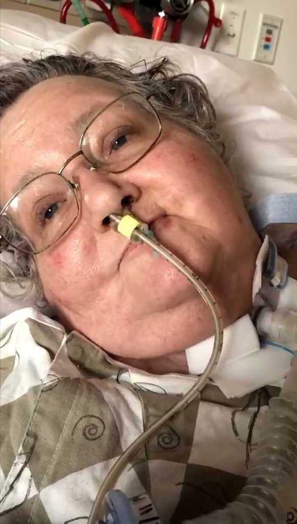  
Sau khi gia đình đưa ra quyết định rút ống thở thì người phụ nữ đột nhiên tỉnh lại. (Ảnh: New York Post)