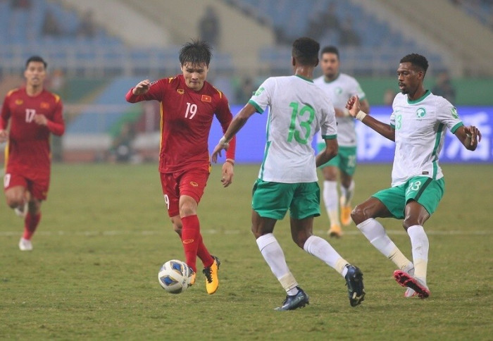  
Việt Nam thi đấu với các cầu thủ Ả Rập Xê Út tối ngày 16/11. (Ảnh: Báo Giao Thông)