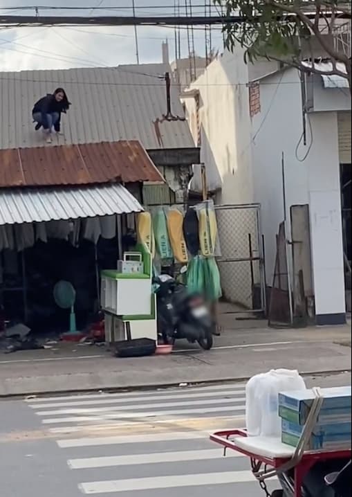  
Cô gái cheo leo trên nóc nhà vì muốn trốn ra ngoài. (Ảnh: Chụp màn hình)