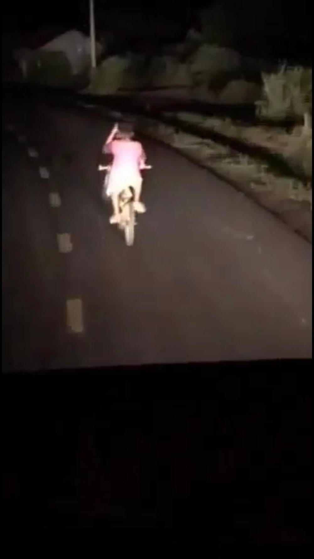 
Nam tài xế đã rọi đèn từ ô tô đưa cậu bé về tận nhà. (Ảnh: Chụp màn hình)
