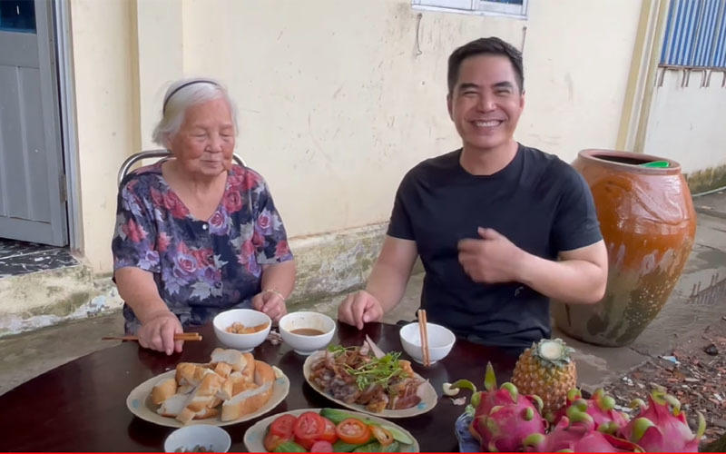  
Bữa cơm gia đình của nam diễn viên và mẹ cũng làm người hâm mộ cảm động vì quá yên bình. (Ảnh: Chụp màn hình) - Tin sao Viet - Tin tuc sao Viet - Scandal sao Viet - Tin tuc cua Sao - Tin cua Sao