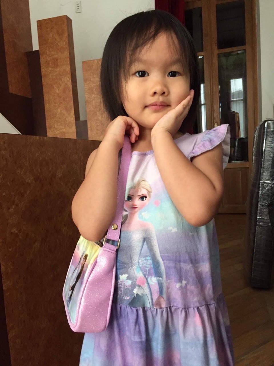  
Gương mặt xinh xắn, dễ thương của con gái Phan Như Thảo khiến nhiều người "tan chảy" mỗi khi xuất hiện trên trang cá nhân của mẹ. (Ảnh: FBNV)