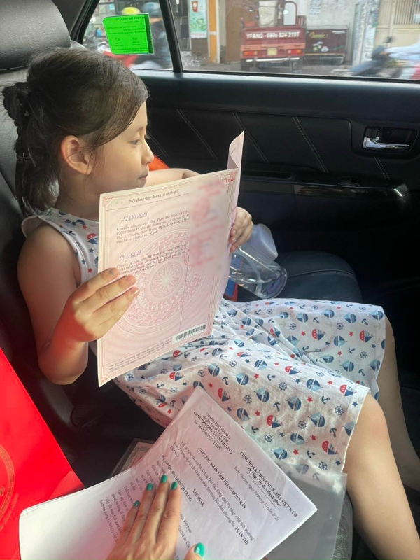  Con gái Trang Trần chăm chú xem sổ đỏ, món quà sinh nhật 6 tuổi từ mẹ. (Ảnh: FBNV) - Tin sao Viet - Tin tuc sao Viet - Scandal sao Viet - Tin tuc cua Sao - Tin cua Sao