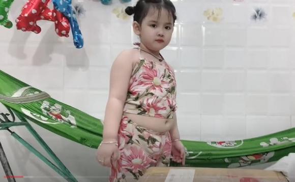  
Con gái Vân Quang Long càng lớn càng xinh xắn. (Ảnh: Chụp màn hình)