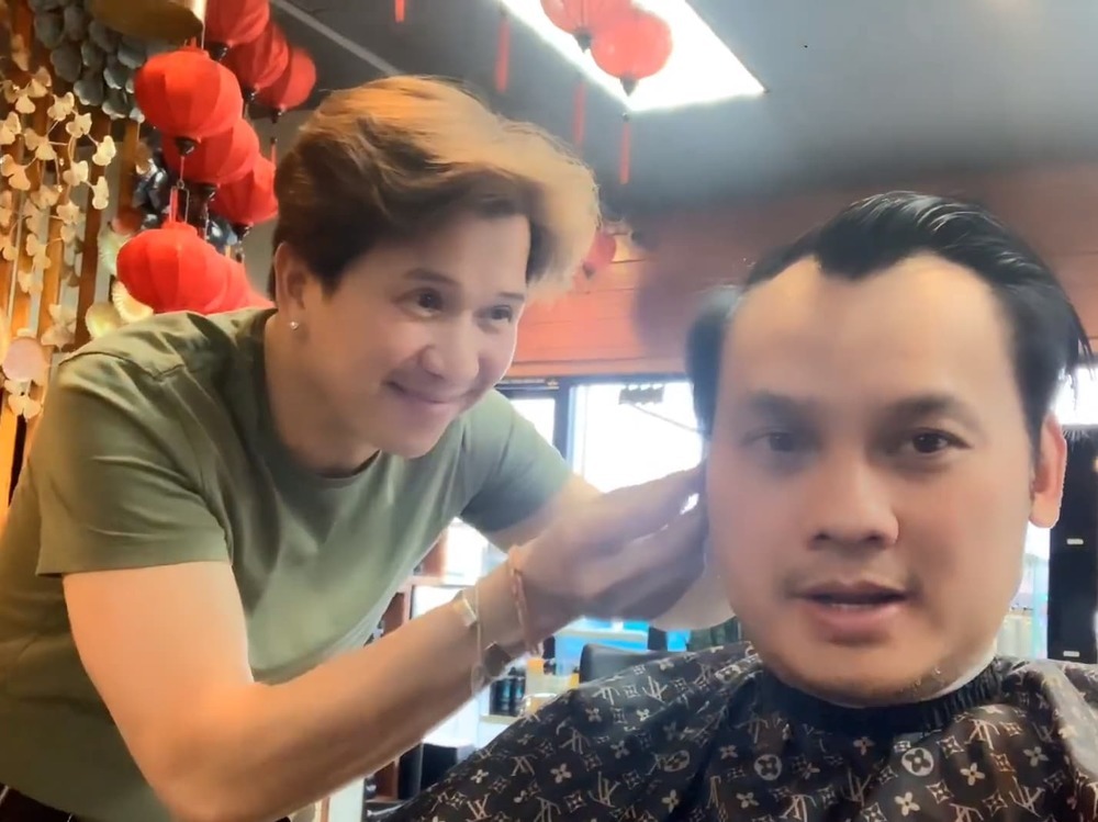 
NSƯT Kim Tiểu Long thường xuyên ghé tiệm của giọng ca "Chân tình" để cắt tóc. (Ảnh: Chụp màn hình) - Tin sao Viet - Tin tuc sao Viet - Scandal sao Viet - Tin tuc cua Sao - Tin cua Sao