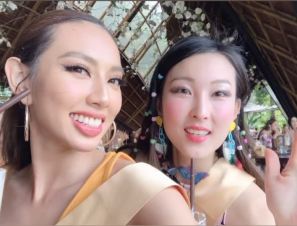  
Người đẹp Hồng Kông đọ sắc cùng đại diện Việt Nam - Thùy Tiên. (Ảnh: Chụp màn hình)