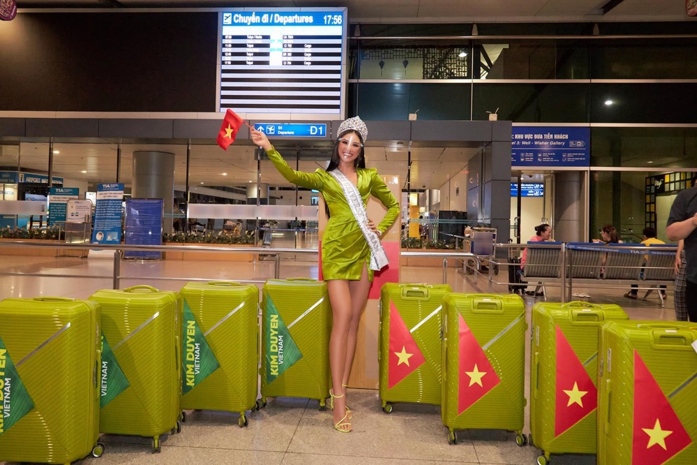  
Nàng hậu rạng rỡ tại sân bay, tràn đầy khí thế chinh phục chiếc vương miện Miss Universe 2021. (Ảnh: FBNV)