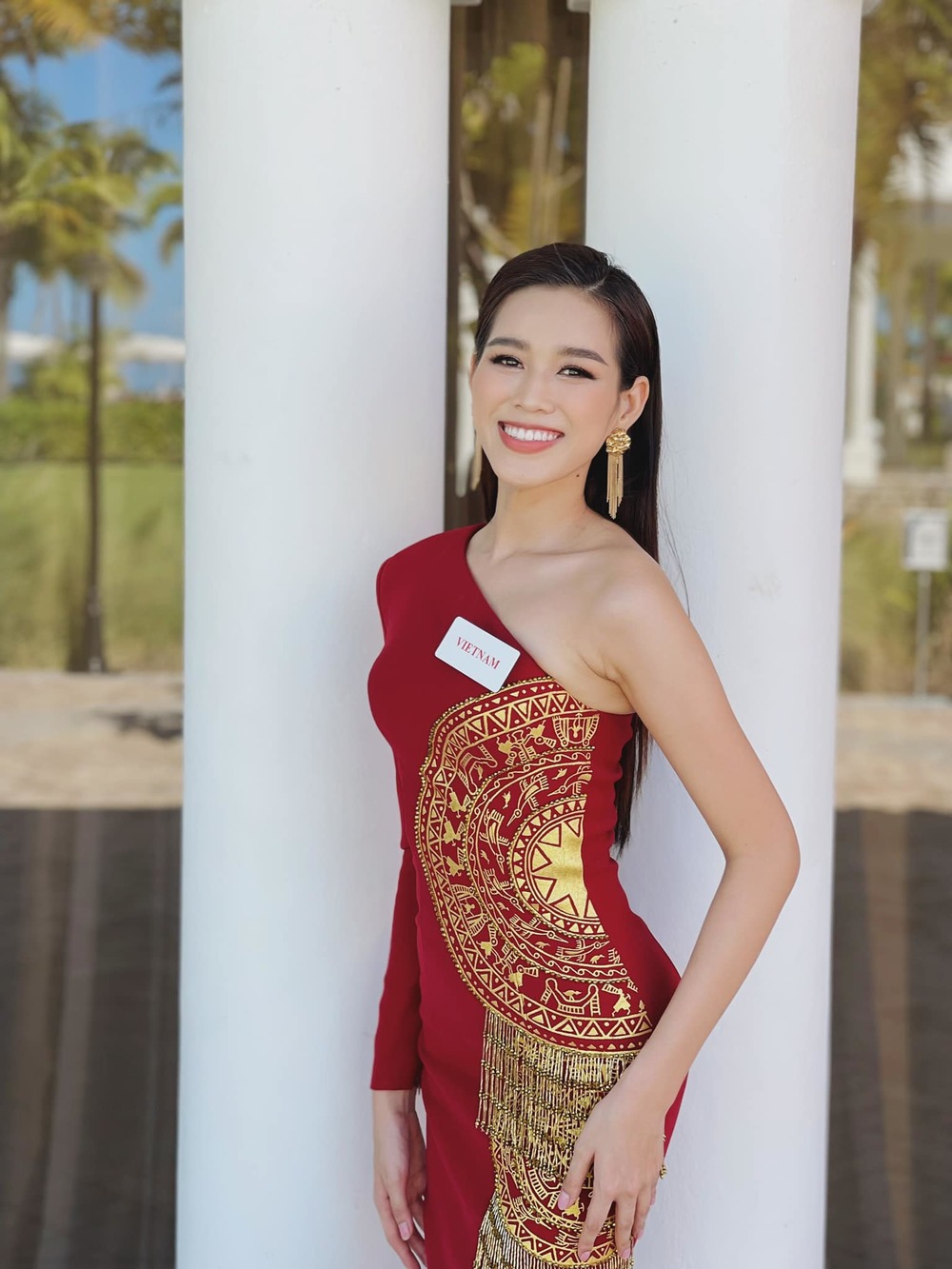  
Hoa hậu Đỗ Thị Hà rạng rỡ trong sắc đỏ tại phần thi Head To Head Challenges. (Ảnh: FBNV) - Tin sao Viet - Tin tuc sao Viet - Scandal sao Viet - Tin tuc cua Sao - Tin cua Sao