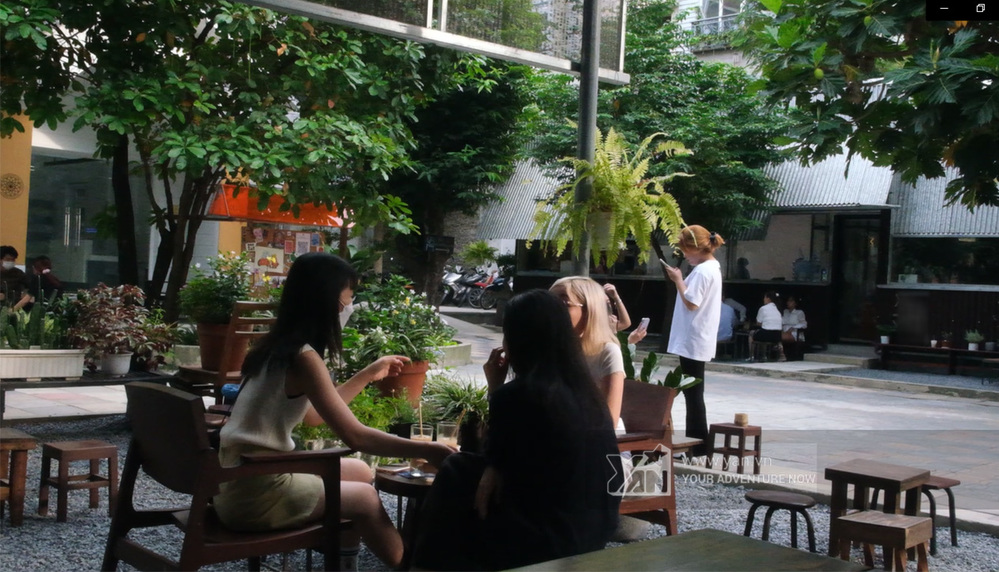  
Một quán cà phê khác trên đường Hoàng Hoa Thám (quận Phú Nhuận) thu hút giới trẻ. 