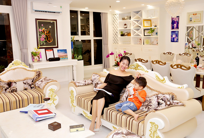  
Nữ diễn viên cùng con trai sống trong căn nhà tiền tỷ. (Ảnh: Ngoisao.net)